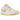 Jordan 1 Low SE Metallic Team Gold sneakers i vinklad vy med guldiga detaljer, vit bas och matchande snören.