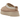 UGG Tazz Slipper Sand sneakers i en vinklad vy med beige mockaöverdel, platåsula och broderad UGG-detalj längs kanten.