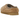 UGG Tasman Maxi Curly Slipper Chestnut sneakers i en vinklad vy med fluffigt, lockigt material i ljusbrun nyans och signaturbroderi vid kragen
