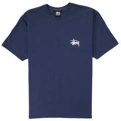 Stussy Tee Navy sneakers framifrån med klassisk Stussy-logotyp tryckt i vitt på bröstet av en marinblå T-shirt i mjuk bomull