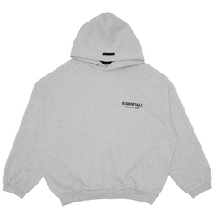 Fear of God Essentials Fleece Hoodie Light Heather Gray sneakers sedd framifrån med huva, klassisk logotyp på bröstet och mjukt grått bomullsmaterial