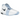 Nike LeBron Witness 8 UNC sneakers i en dynamisk vinkel med ljusblå ovandel, vit sula och synliga detaljer på snören och häl