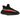 Yeezy Boost 350 V2 Core Black Red sneakers i vinklad profil, med svart Primeknit-ovandel, tydlig röd SPLY-350 text och räfflad svart gummisula