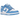 Nike Dunk Low UNC GS sneakers i vinklad vy med vit läderbas, ljusblå överdrag, matchande skosnören och vit gummisula.