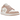 Air Jordan 1 Low Particle Beige sneakers i sidoprofil med beige läderovandel, vit mellansula och ljusrosa swoosh-logotyp på sidan