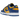 Nike Dunk Low UCLA sneakers i en vinklad profilvy med blå läderöverdrag på en gul bas, vita skosnören och en gummisula.