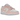 Nike Dunk Low Next Nature Pale Coral sneakers i en vinklad vy med ljusrosa läderpaneler, vit bas, vita skosnören och en tålig yttersula i gummi
