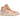 Air Jordan 1 Mid Apricot Orange sneakers i en vinklad vy med vitt läder, persikofärgade detaljer, svarta skosnören och en ikonisk Jordan-logotyp