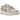 Nike Dunk Low Phantom Metallic Gold sneakers i vinklad profil med krämvit läderovandel, guldfärgad swoosh och detaljer samt en vit mellansula.