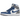 Air Jordan 1 Retro High OG True Blue sneakers i vinklad vy med vitt läder, blå detaljer på häl och framfot samt en grå swoosh-logotyp.
