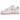 Nike Air Force 1 Low '07 Bubblegum sneakers i en vinklad vy med vit läderovandel, rosa detaljer och den klassiska vita Air-gummisulan