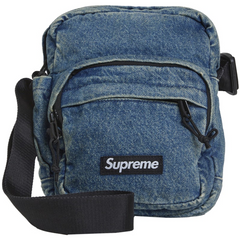 Supreme Denim Shoulder Bag Washed Indigo sneakers framifrån med klassisk blå tvättad denimstruktur och tydlig vit logotyp på framfickan