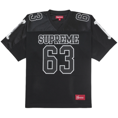 Supreme Bones Football Jersey Black sneakers frontvy med vitt ben-tryck på framsidan, svart tyg och logodetaljer på bröstet