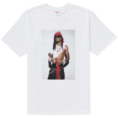 Supreme Playboi Carti Tee White sneakers framifrån visar en vit t-shirt med ett färgglatt porträtt av Playboi Carti och en röd Supreme-logotyp