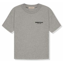 Fear of God Essentials Tee Dark Oatmeal t-shirt framifrån med rund halsringning, Essentials-logotyp på bröstet och en avslappnad passform i gråbrun