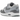 Nike Air Max 1 Dust Wolf Grey sneakers sedd från sidan med gråa nyanser, vit mellansula och den synliga Air-enheten i hälen på yttersulan