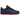Nike Air Force 1 Low Retro Lettering sneakers i sidoprofil med mörkblå ovandel, vit sula och vit Swoosh-logotyp längs sidan.