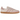 Adidas Samba OG Wonder Quartz Wonder Mauve sneakers i en vinklad vy med ovandel i rosa mocka, klassiska vita ränder och gummisula