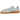 Adidas Handball Spezial Alumina Clear Sky sneakers i en vinklad profil som visar den beige ovandelen i mocka och hälkappa samt ränder i ljusblått läder.