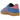 Adidas Gazelle Indoor Blue Bliss Pink sneakers i vinkelad vy med blå mockaöverdel, rosa detaljer och klassisk gummisula