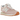 New Balance 574 Light Pink Angora sneakers i snygg sidoprofil som visar ovandel i ljusrosa mocka, vita detaljer och en klassisk vit mellansula.