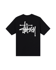 Stussy Tee Black sneakers sedd framifrån med klassisk vit logotyp på bröstet, tillverkad i svart bomullskvalitet med rund halsringning.